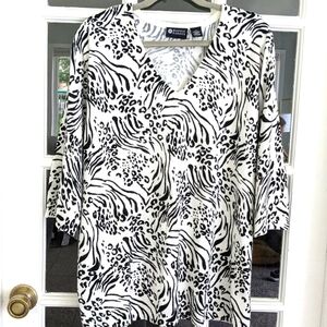 Women's 2X Black White Sweater Soft Animal Print V-Neck Pullover